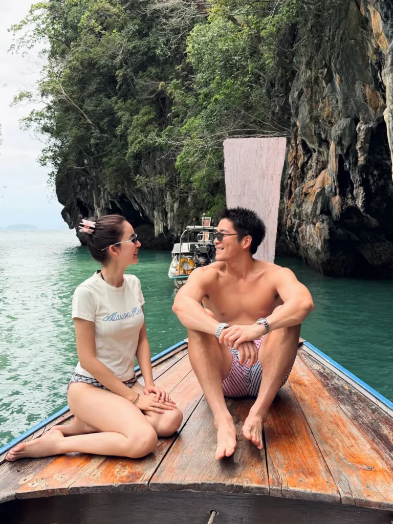 โบว์ เมลดา และ อาเล็ก ธีรเดช นั่งยิ้มให้กันบนเรือหางยาวท่ามกลางบรรยากาศทะเลกระบี่ขณะไปฉลองวันเกิดล่วงหน้า