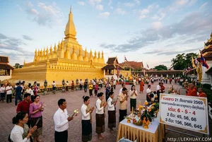 พระธาตุหลวงในนครหลวงเวียงจันทน์พร้อมป้ายบอกแนวทางเลขเด็ดหวยลาวประจำวันที่ 21 กันยายน 2569 ได้แก่ เลขเด่น 6-5-4 เลข 2 ตัว 45, 56, 66 และเลข 3 ตัว 156, 566, 645